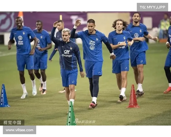 法国队备战世界杯预选赛 姆巴佩现身训练场全力备战展现状态